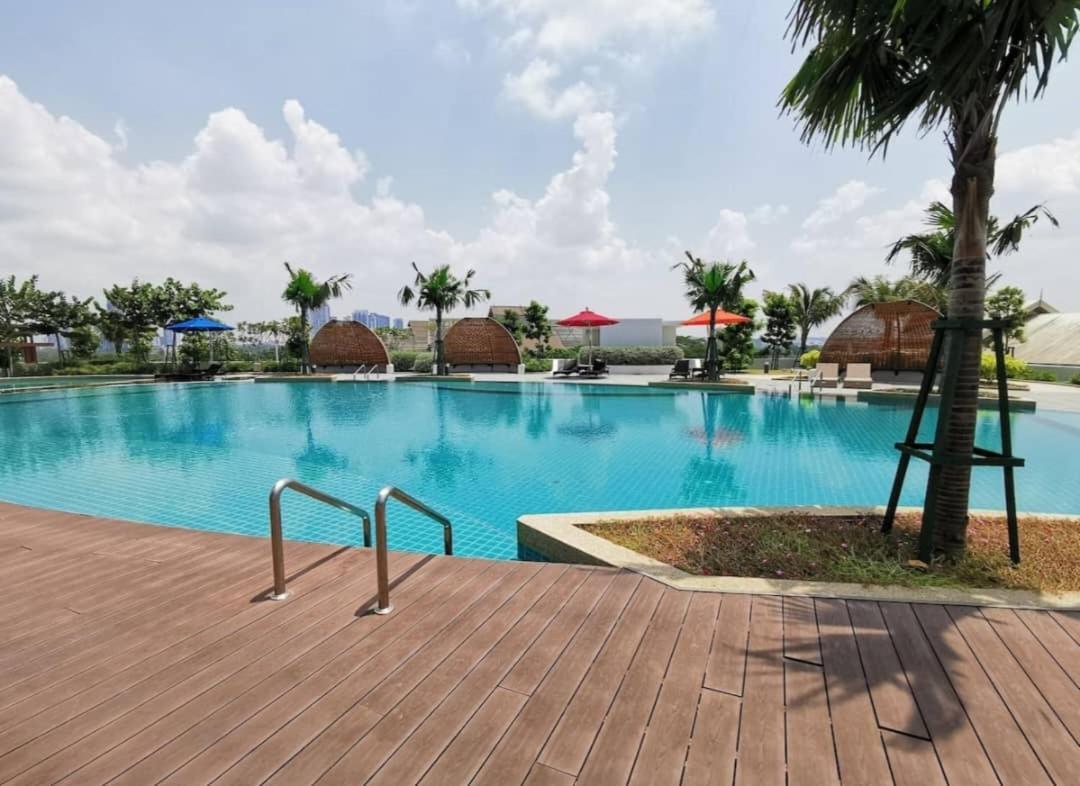 Almas Suites Poolview Netflix 100Mbps Bystay Nusajaya  Exterior photo